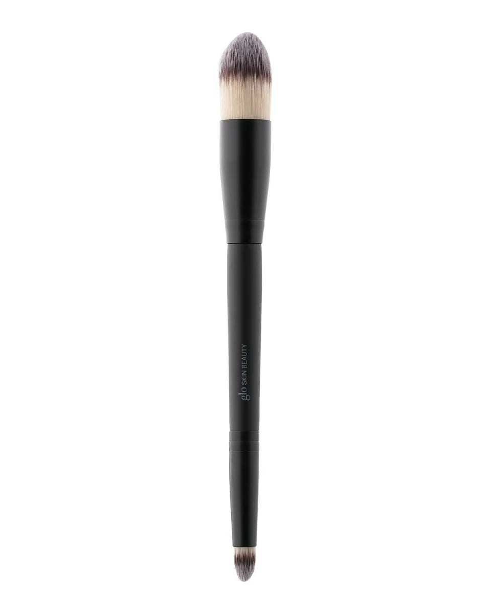 Doppelseitiger schwarzer Makeup-Pinsel mit Glo Skin Beauty Logo, großer abgerundeter Brush-Head und kleiner spitz zulaufender Präzisionsspitze.
