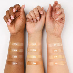 Drei Unterarme mit 12 Foundation-Swatches, beschriftet mit 7W, 8N, 9N, 10W; 4C, 5W, 6W, 7W; 1N, 2N, 3W, 4C – Make-up Farbtöne auf der Haut gezeigt