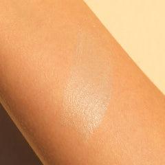 Glo Skin Beauty Highlighter Swatch: Perlmutt-Schimmer & natürliches Hautbild