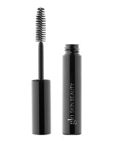 Schwarze Mascara-Bürste neben einer geöffneten, schwarz glänzenden Tube mit Glo Skin Beauty Logo – zeigt das Produktdesign der Glo Skin Beauty Mascara.