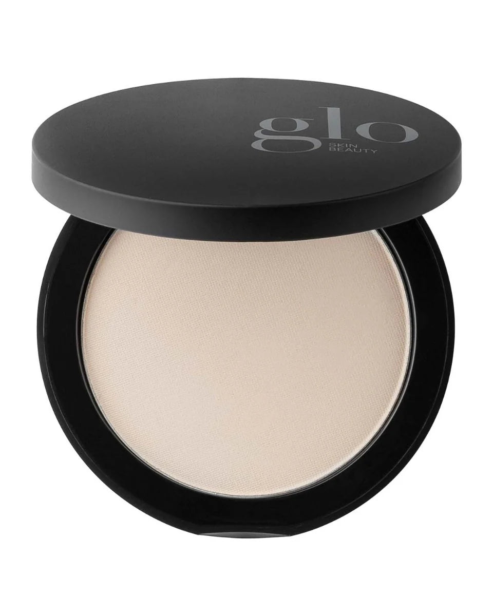 Gepresster Gesichtspuder im runden schwarzen Kompakt mit Glo Skin Beauty Logo auf dem Deckel