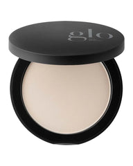 Gepresster Gesichtspuder im runden schwarzen Kompakt mit Glo Skin Beauty Logo auf dem Deckel