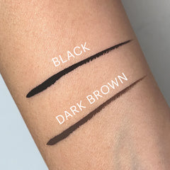 Zwei Eyeliner-Swatches auf dem Unterarm, beschriftet mit Black (oben) und Dark Brown (unten)
