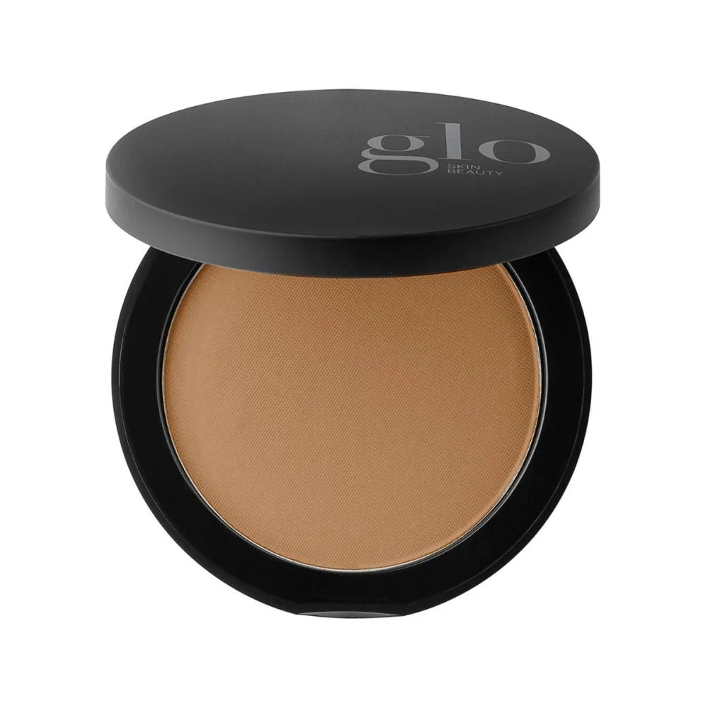 Kompakter Bronzer mit schwarzem Deckel im matten Farbton Chestnut Light, Deckel beschriftet mit Glo Skin Beauty