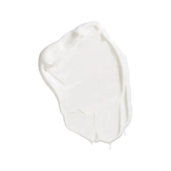 Weiße Sonnencreme auf weißem Hintergrund, glatte glänzende Textur mit feinen Rillen und Tropfen.