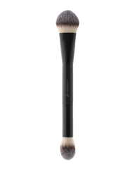 Zweiseitiger Make-up-Pinsel mit schwarzem Griff, abgerundeten Borsten und Glo Skin Beauty Logo.