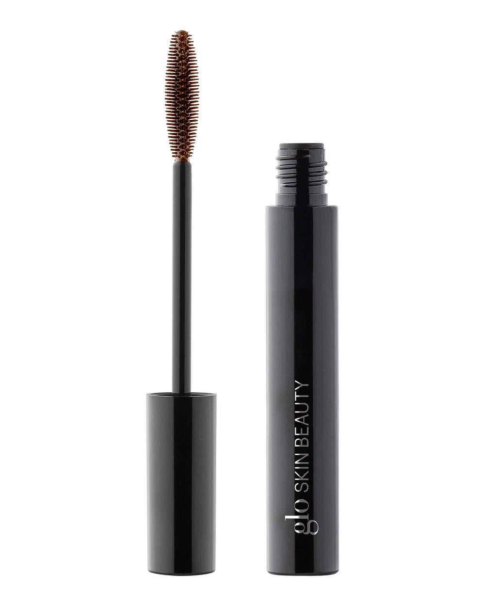 Glo Skin Beauty Mascara in schwarzer Tube mit geöffnetem Deckel und schmaler Bürste, color dark brown