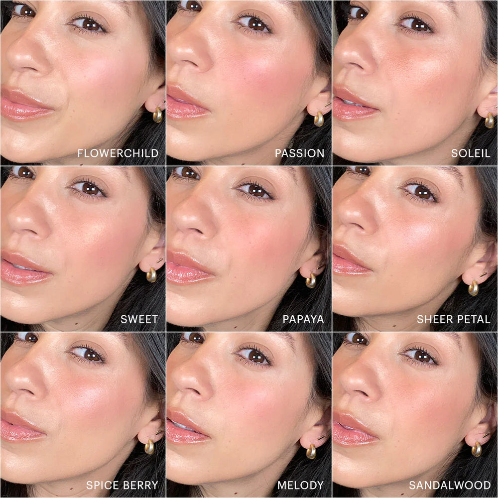 Neun Wangen-Swatchs mit den Bezeichnungen FLOWERCHILD, PASSION, SOLEIL, SWEET, PAPAYA, SHEER PETAL, SPICE BERRY, MELODY, SANDALWOOD