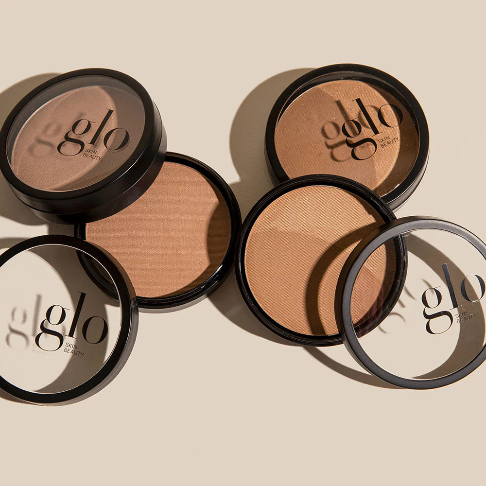 Glo Skin Beauty Bronzer: Vier geöffnete Mineral-Puder Dosen in verschiedenen Bronze-Nuancen