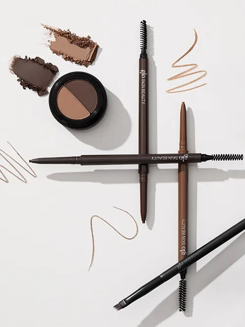 Glo Skin Beauty Augenbrauen-Produkte: Precise Micro Browliner, Brow Powder Duo und Pinsel mit Textur-Swatches