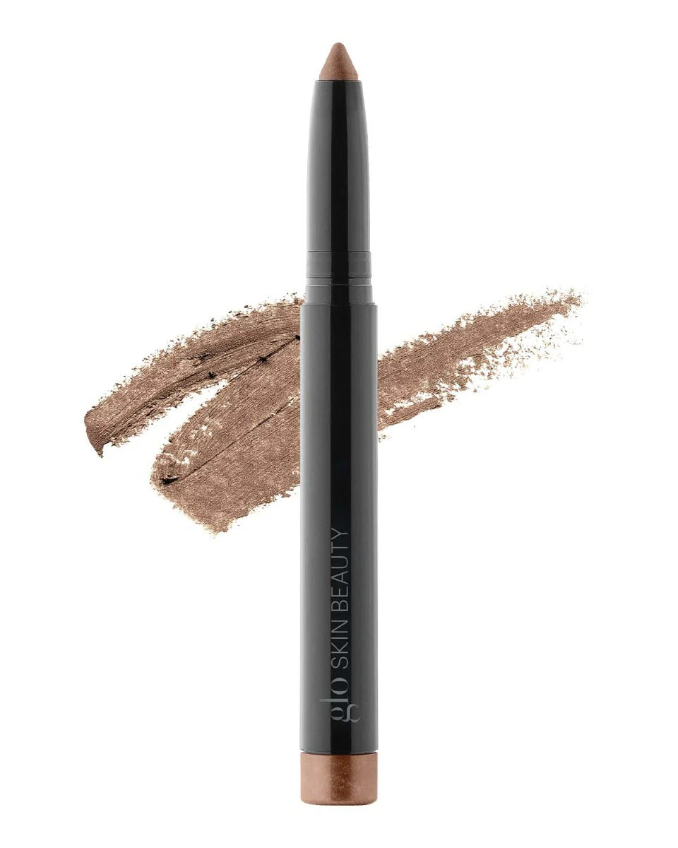 Cream Eyeshadow Stick im Farbton Keepsake mit Swatch im Hintergrund, gebrandet mit Glo Skin Beauty