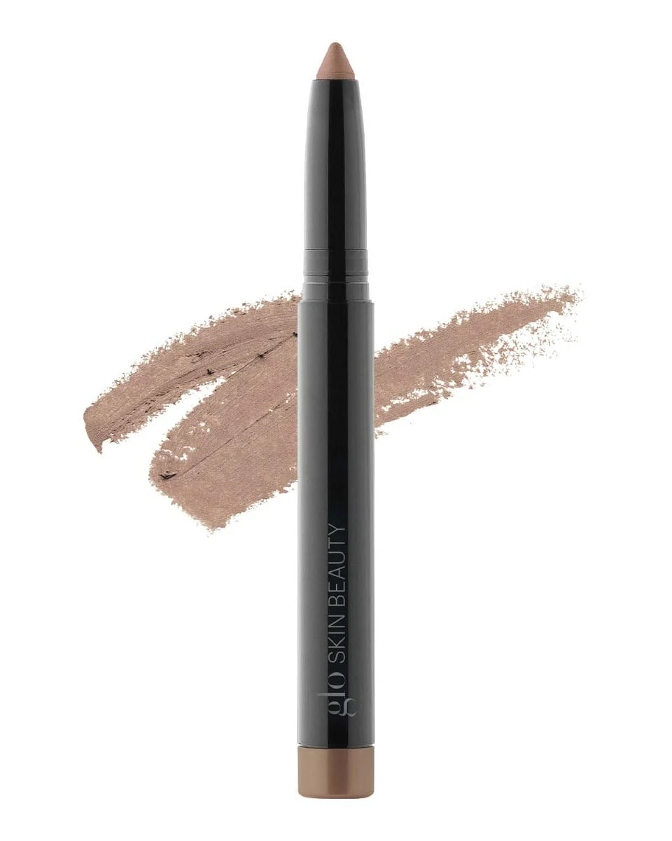 Cream Eyeshadow Stick im Farbton Latte mit Swatch im Hintergrund, gebrandet mit Glo Skin Beauty