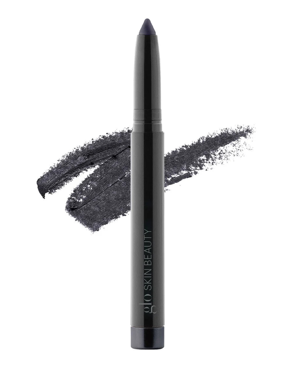 Cream Eyeshadow Stick im Farbton Navy mit Swatch im Hintergrund, gebrandet mit Glo Skin Beauty