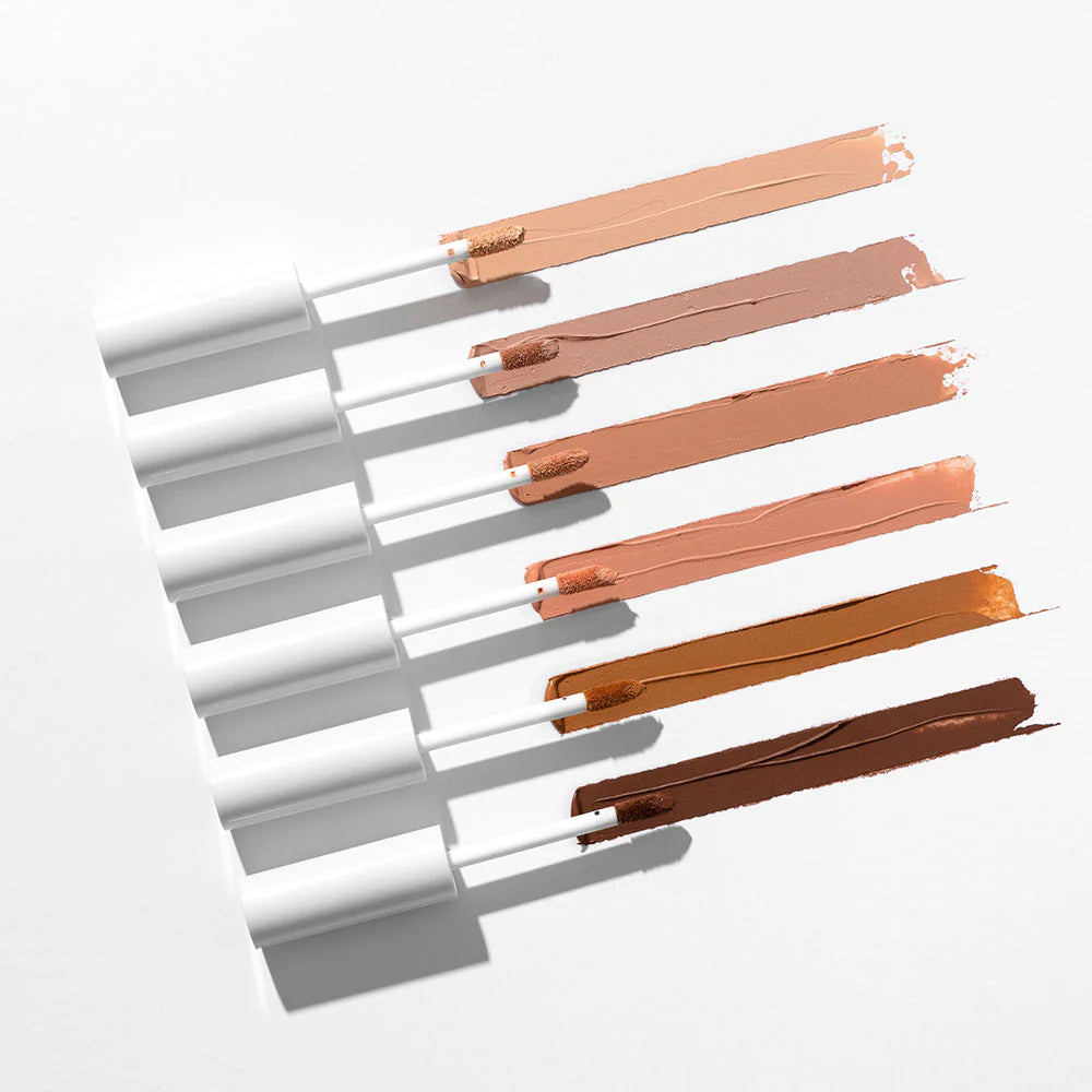 Sechs weiße Applikatoren mit sechs horizontalen neutralen Eye-Base-Swatches, von hellbeige bis dunkelbraun