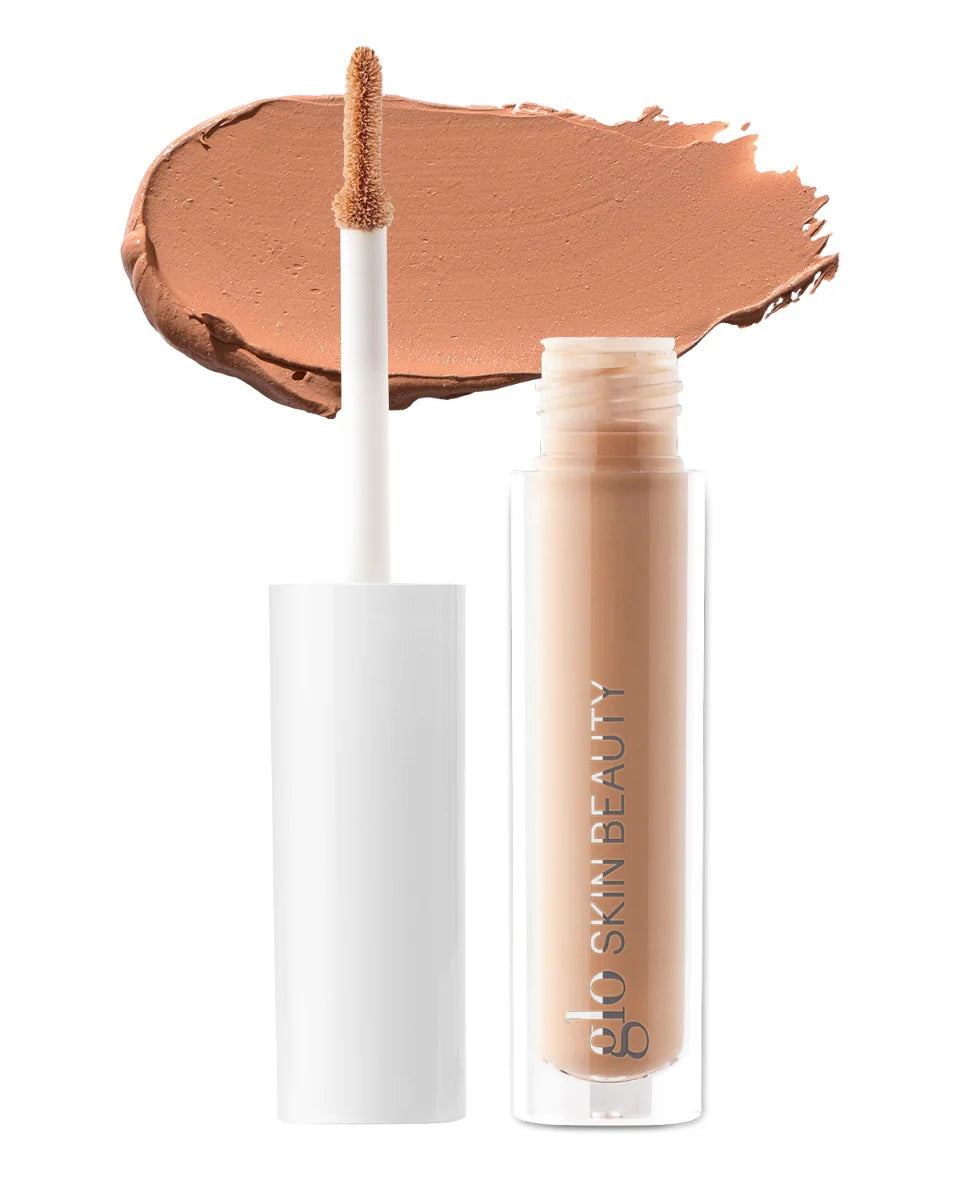 Concealer-Röhrchen mit Applikator und Swatch, beschriftet mit Glo Skin Beauty, Farbton Satin