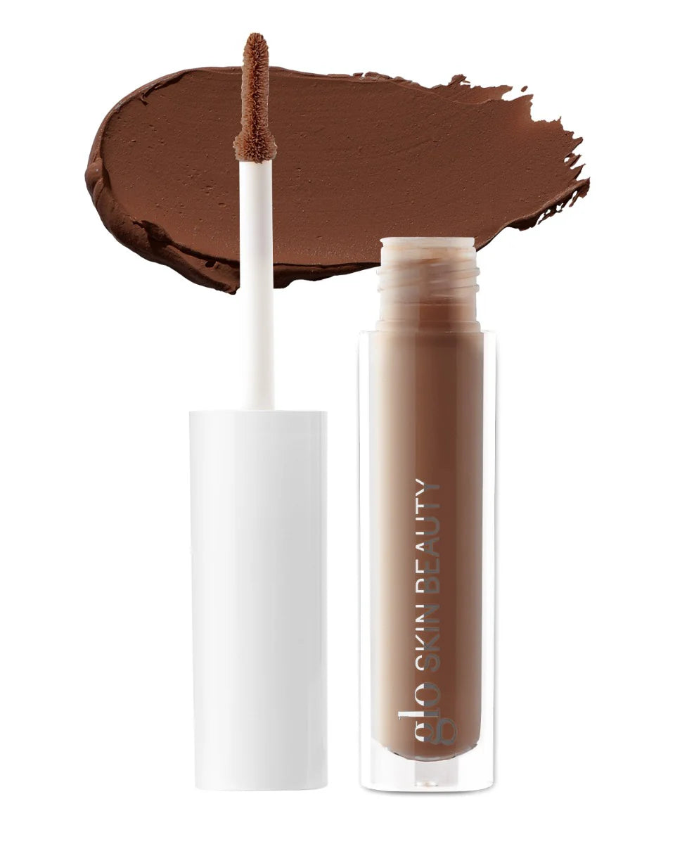 Concealer-Röhrchen mit Applikator und Swatch, beschriftet mit Glo Skin Beauty, Farbton Velvet