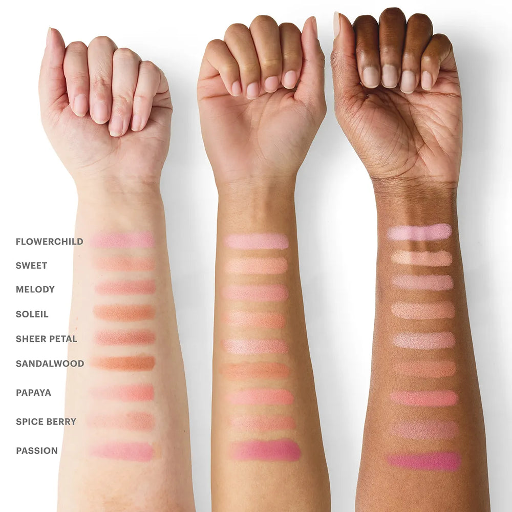 Drei Arme mit neun Swatches, beschriftet mit FLOWERCHILD, SWEET, MELODY, SOLEIL, SHEER PETAL, SANDALWOOD, PAPAYA, SPICE BERRY, PASSION