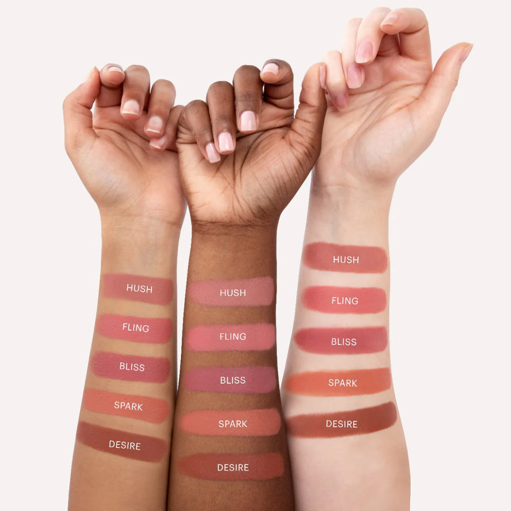 Swatches der fünf Cream Blush Farbtöne Hush, Fling, Bliss, Spark und Desire auf drei unterschiedlichen Hauttönen.