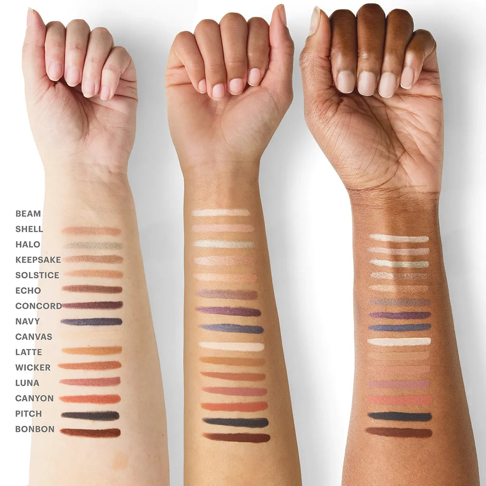 Drei Unterarme mit Lidschatten-Swatches, beschriftet mit Beam, Shell, Halo, Keepsake, Solstice, Echo, Concord, Navy, Canvas, Latte, Wicker, Luna, Canyon, Pitch und Bonbon