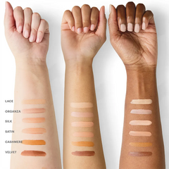 Drei Unterarme mit sechs Foundation-Swatches, beschriftet mit LACE, ORGANZA, SILK, SATIN, CASHMERE, VELVET – von hellen bis zu dunklen Hauttönen