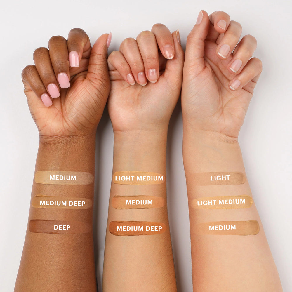 Drei Unterarme mit Foundation-Swatches, Farbton LIGHT, LIGHT MEDIUM, MEDIUM, MEDIUM DEEP und DEEP, insgesamt neun Swatches, Oil-Free Tinted Primer SPF 30 von Glo Skin Beauty