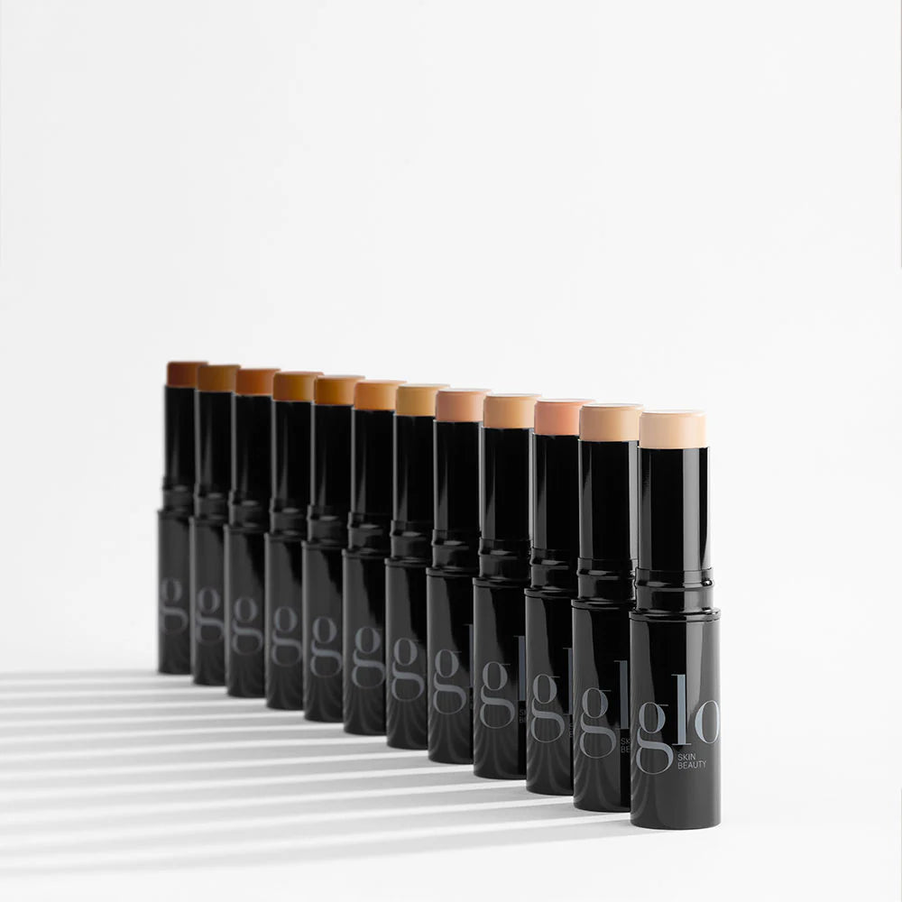 Reihe von HD Mineral Foundation Sticks in verschiedenen Farbtönen, in schwarzen Tuben mit Glo Skin Beauty Beschriftung