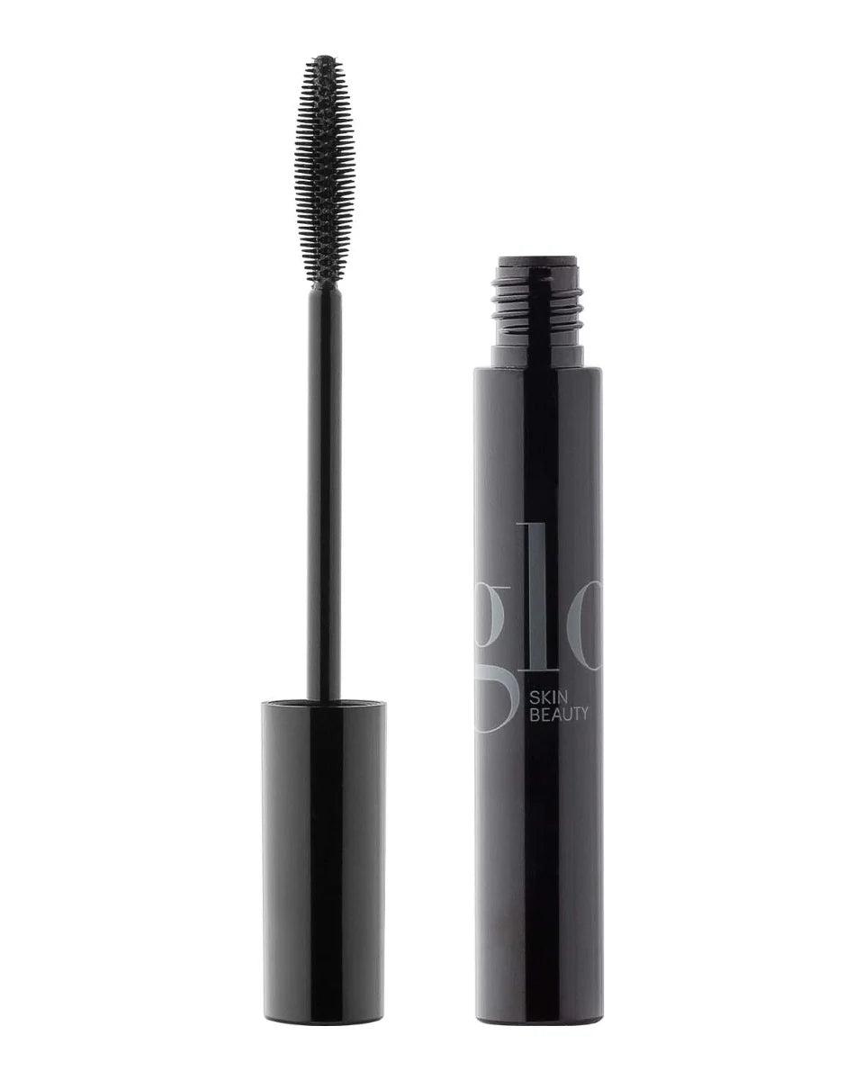 Glo Skin Beauty Mascara in schwarzer Tube mit geöffnetem Deckel und schmaler Bürste