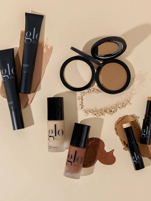 Glo Skin Beauty Gesichtsmake-up Kollektion: Liquid Foundation, Pressed Base Puder und Sticks mit cremigen und flüssigen Textur-Swatches