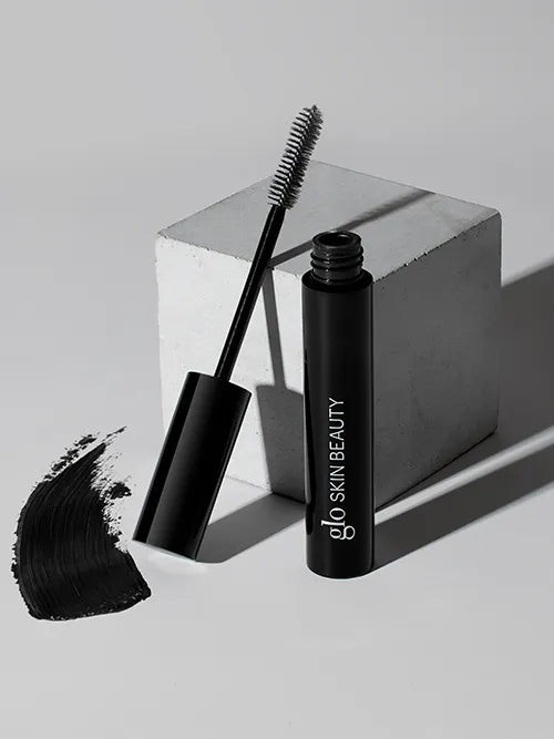 Glo Skin Beauty Mineral Mascara Tube und Bürste mit schwarzem Textur-Swatch