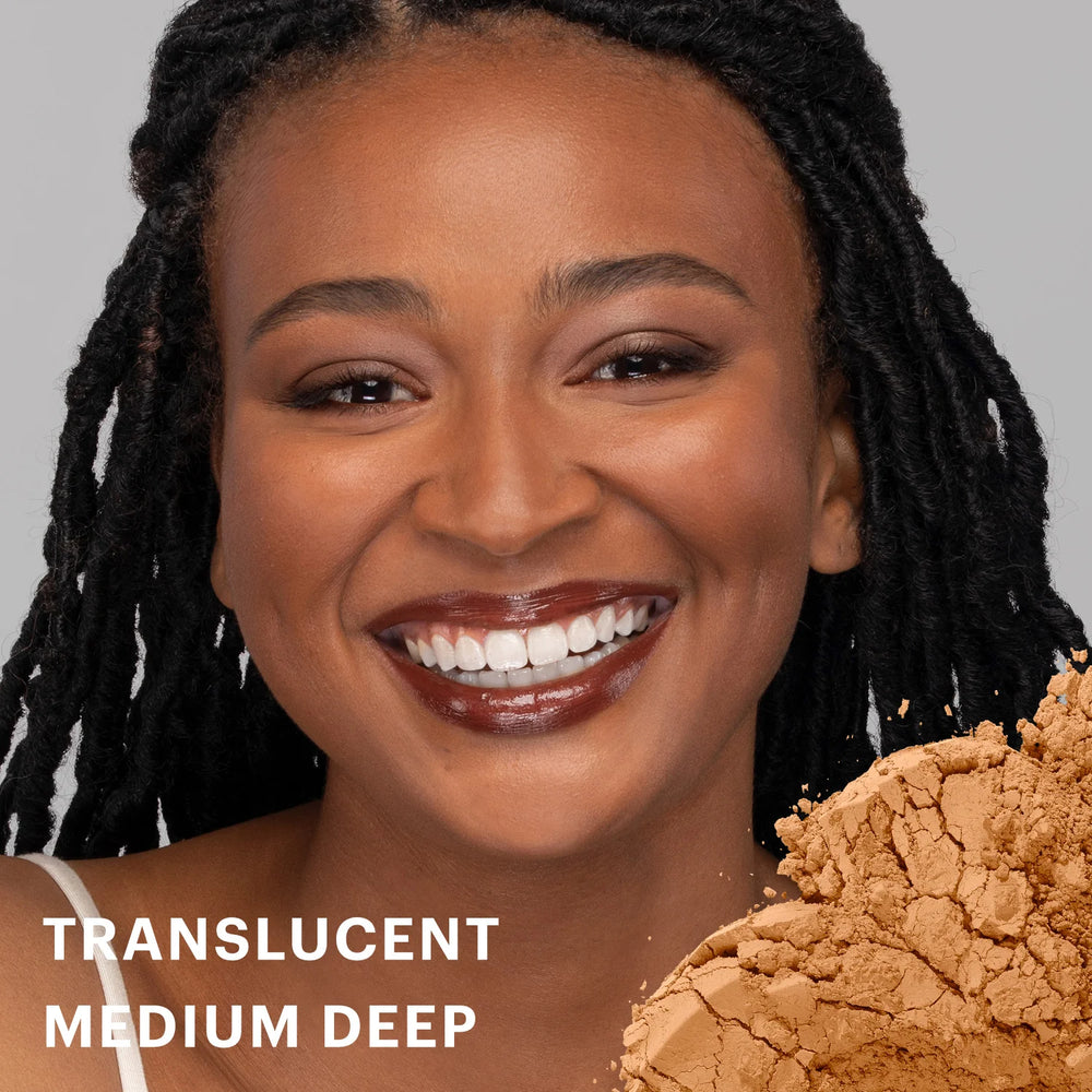 Weibliches Model mit aufgetragenem Glo Skin Beauty Luminous Setting Powder im Farbton Translucent Medium Deep