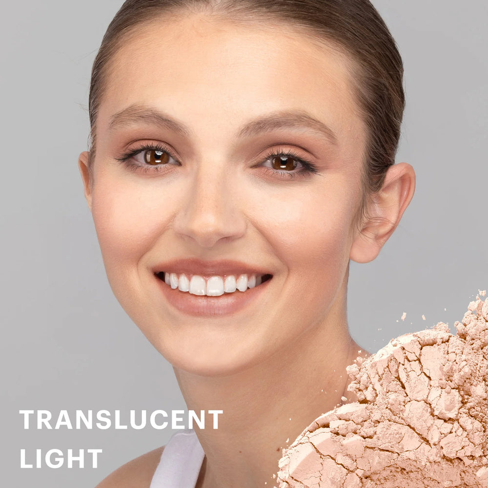 Weibliches Model mit aufgetragenem Glo Skin Beauty Luminous Setting Powder im Farbton Translucent Light