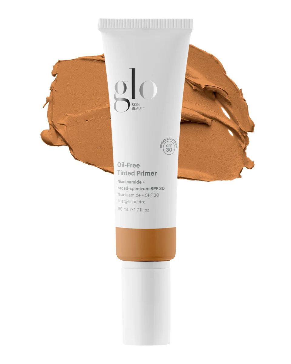 Oil-Free Tinted Primer SPF 30 mit Niacinamid, Farbton Medium-Deep, Tube mit Swatch von Glo Skin Beauty