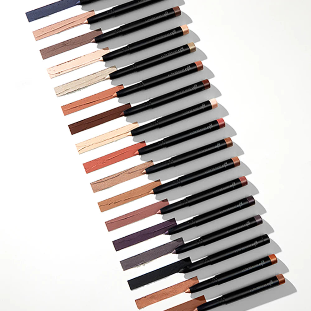 Diagonale Reihe von Cream Eye Pencils und Linern in verschiedenen neutralen und warmen Farbtönen