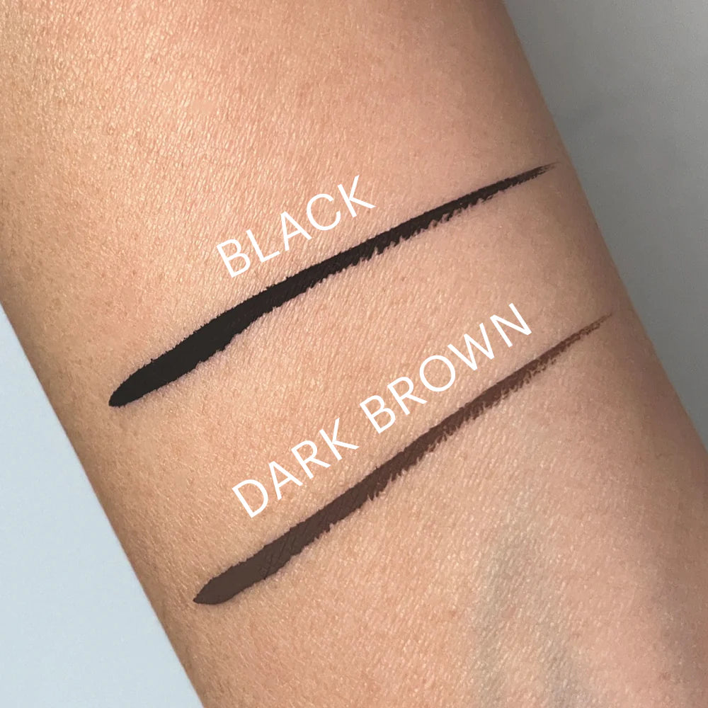 Zwei Eyeliner-Swatches auf dem Unterarm, beschriftet mit Black (oben) und Dark Brown (unten)