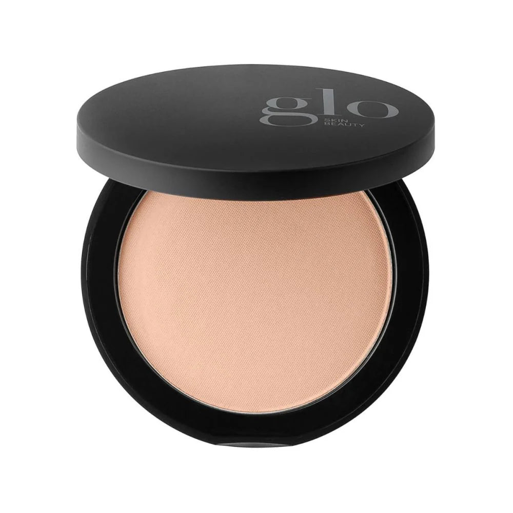Kompakter Bronzer mit schwarzem Deckel im matten Farbton Beige, Deckel beschriftet mit Glo Skin Beauty