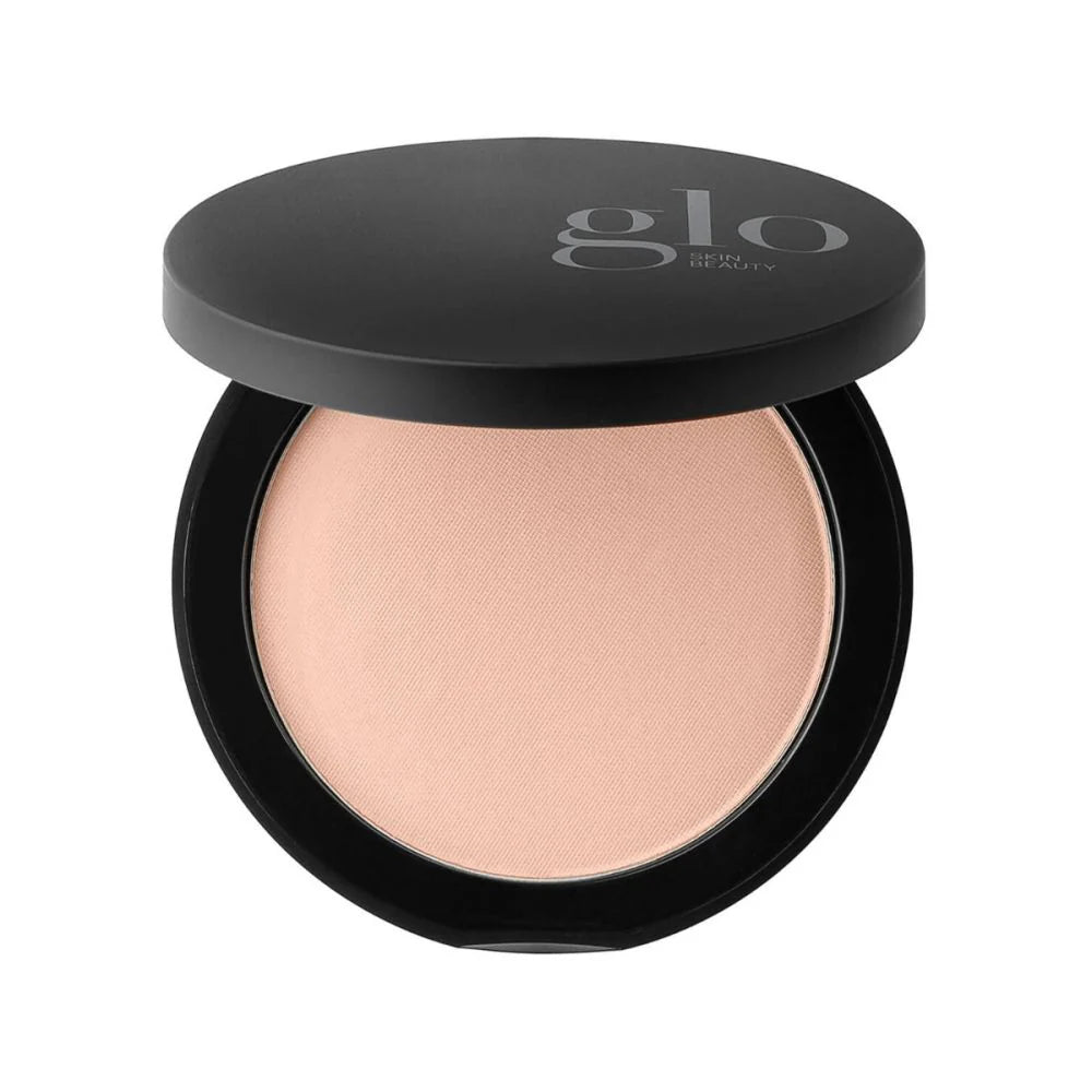 Kompakter Bronzer mit schwarzem Deckel im matten Farbton Beige Dark, Deckel beschriftet mit Glo Skin Beauty