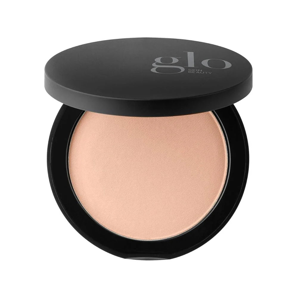 Kompakter Bronzer mit schwarzem Deckel im matten Farbton Beige Medium, Deckel beschriftet mit Glo Skin Beauty