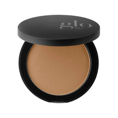 Kompakter Bronzer mit schwarzem Deckel im matten Farbton Chestnut Light, Deckel beschriftet mit Glo Skin Beauty