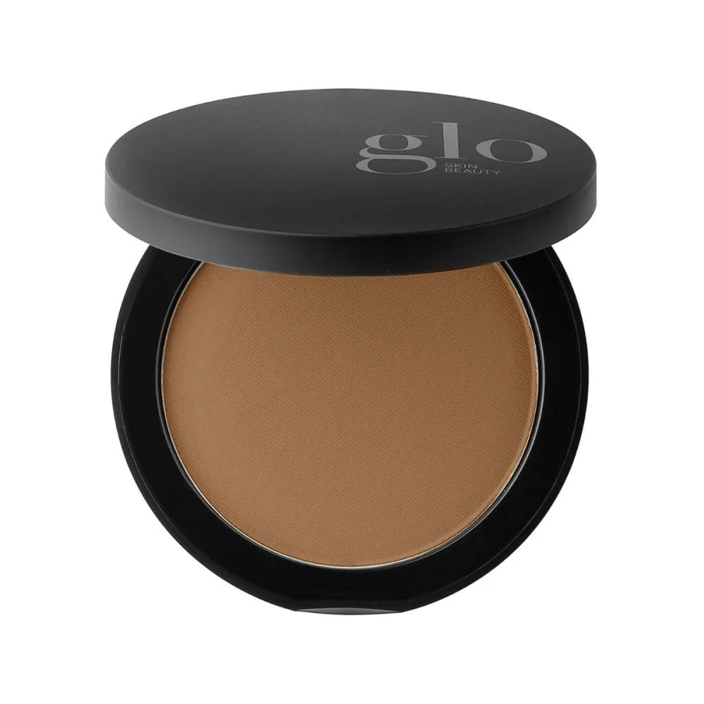 Kompakter Bronzer mit schwarzem Deckel im matten Farbton Chestnut Medium, Deckel beschriftet mit Glo Skin Beauty