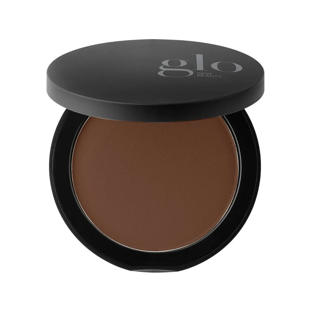 Kompakter Bronzer mit schwarzem Deckel im matten Farbton Cocoa, Deckel beschriftet mit Glo Skin Beauty