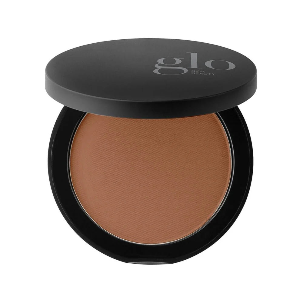 Kompakter Bronzer mit schwarzem Deckel im matten Farbton Cocoa Light, Deckel beschriftet mit Glo Skin Beauty