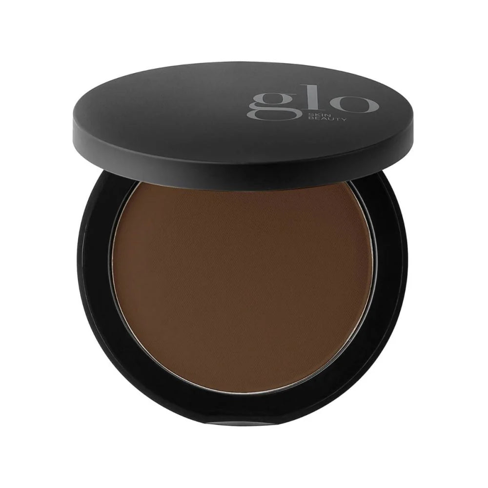 Kompakter Bronzer mit schwarzem Deckel im matten Farbton Cocoa Medium, Deckel beschriftet mit Glo Skin Beauty