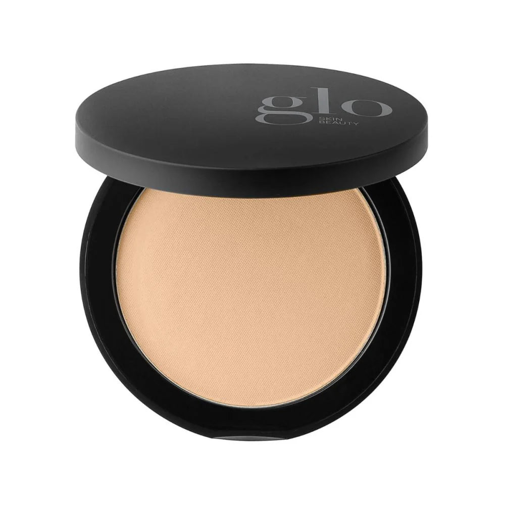 Kompakter Bronzer mit schwarzem Deckel im matten Farbton Golden Dark, Deckel beschriftet mit Glo Skin Beauty