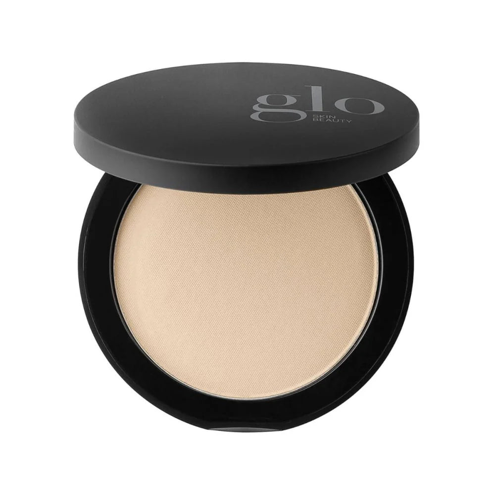 Kompakter Bronzer mit schwarzem Deckel im matten Farbton Golden Light, Deckel beschriftet mit Glo Skin Beauty