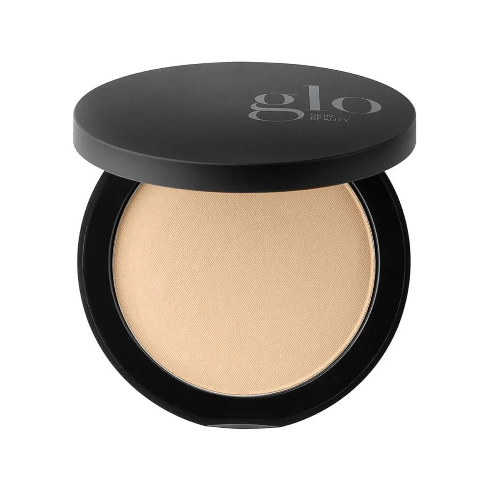 Kompakter Bronzer mit schwarzem Deckel im matten Farbton Golden Medium, Deckel beschriftet mit Glo Skin Beauty