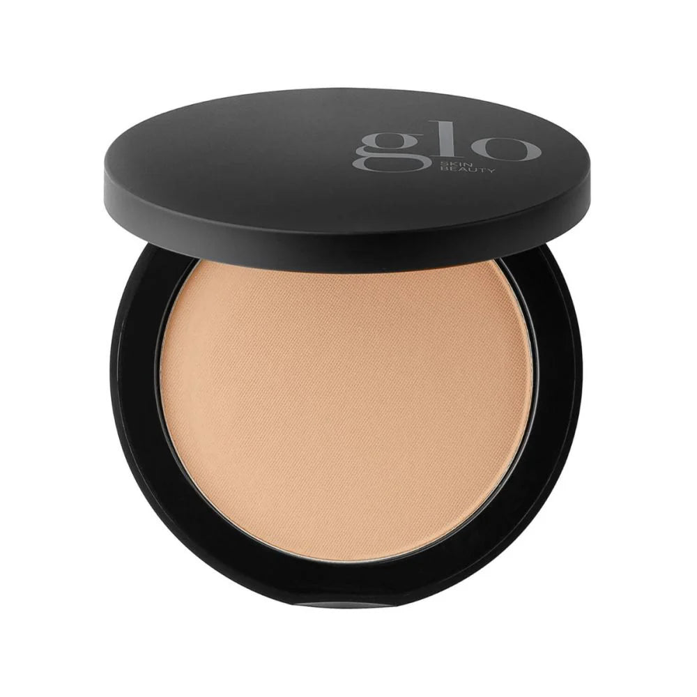 Kompakter Bronzer mit schwarzem Deckel im matten Farbton Honey Light, Deckel beschriftet mit Glo Skin Beauty