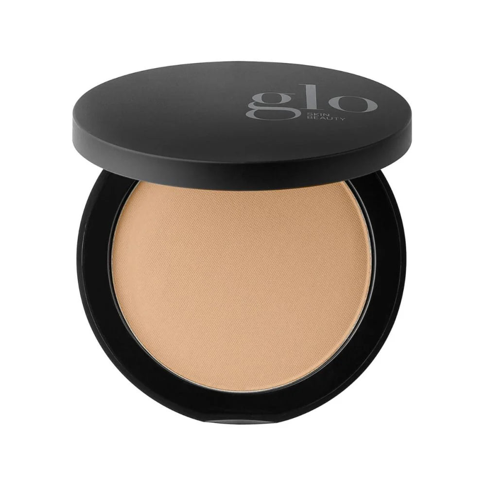 Kompakter Bronzer mit schwarzem Deckel im matten Farbton Honey Medium, Deckel beschriftet mit Glo Skin Beauty