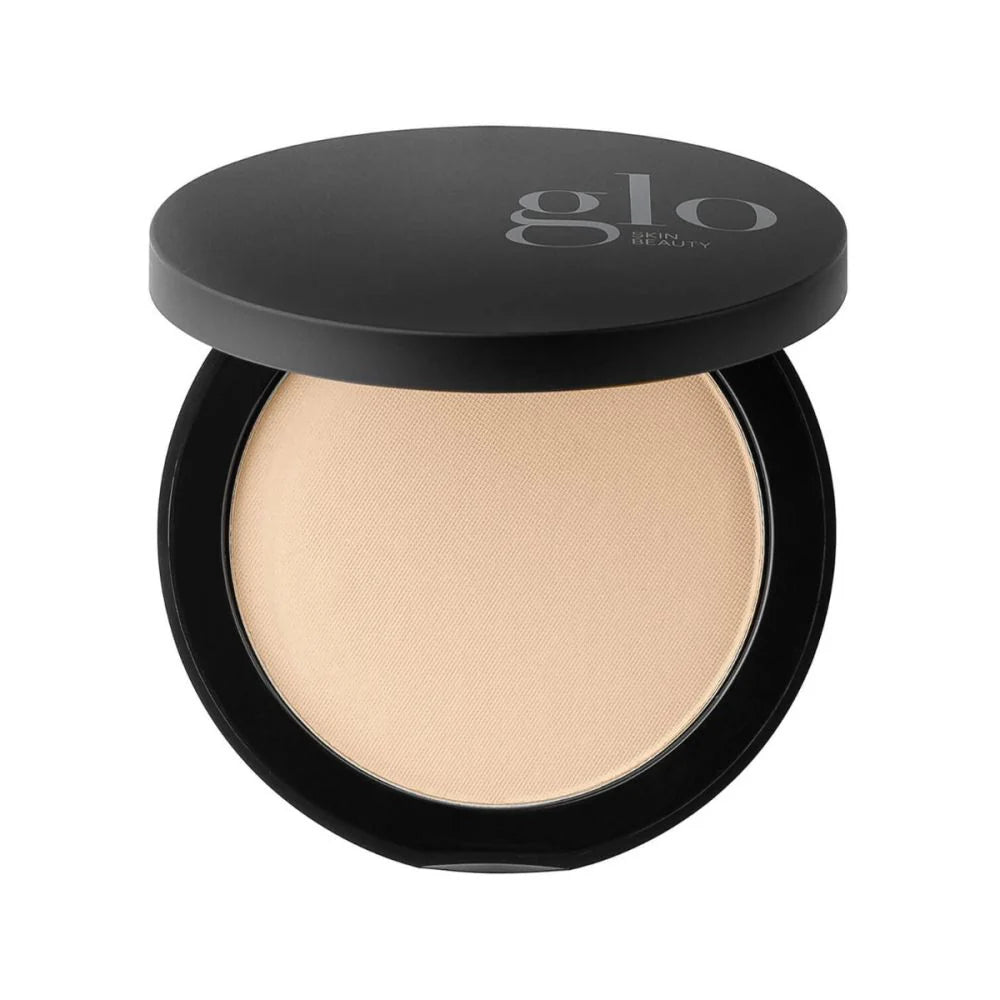 Kompakter Bronzer mit schwarzem Deckel im matten Farbton Natural Fair, Deckel beschriftet mit Glo Skin Beauty