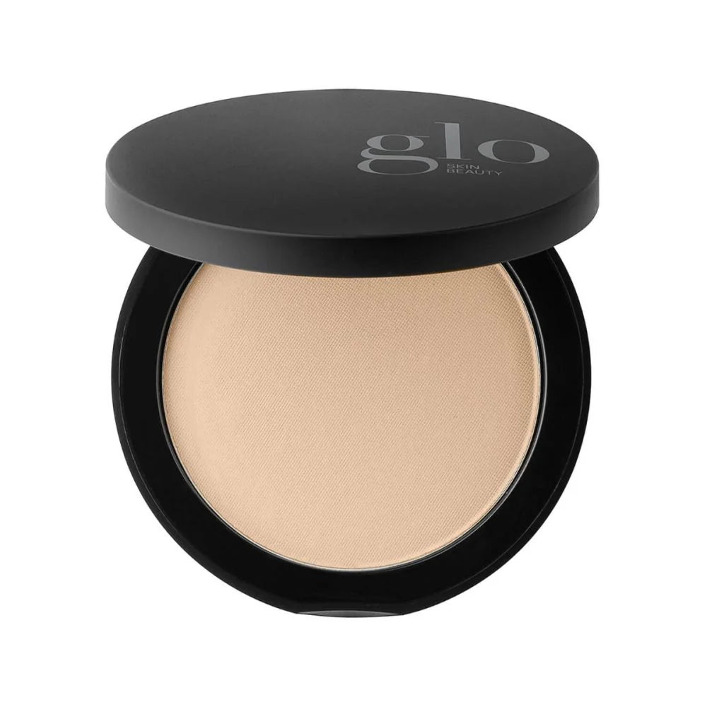 Kompakter Bronzer mit schwarzem Deckel im matten Farbton Natural Medium, Deckel beschriftet mit Glo Skin Beauty