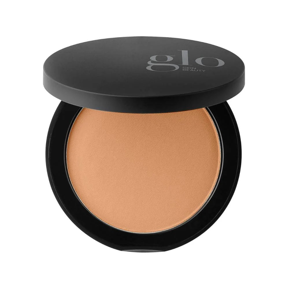 Kompakter Bronzer mit schwarzem Deckel im matten Farbton Tawny Fair, Deckel beschriftet mit Glo Skin Beauty